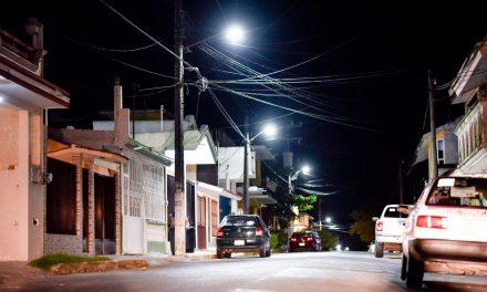 Avanza Colocación de Luminarias en Tuxpan: Raúl Ruiz