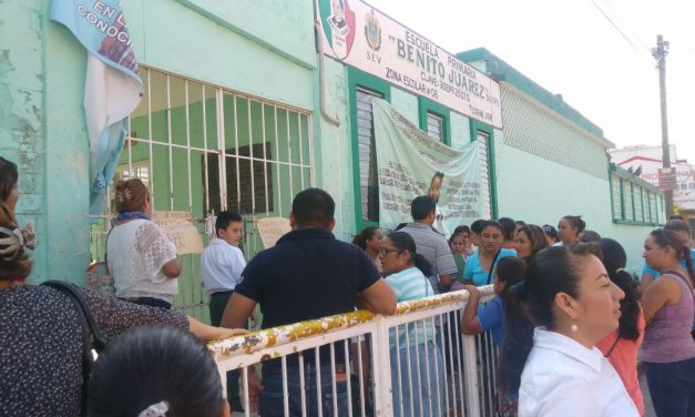Exigen destitución de Subdirectora