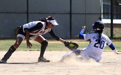 Llaman a mujeres a practicar el softbol