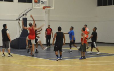 Indestructibles y Ni rápidos, avanzan a paso firme en el básquet veterano
