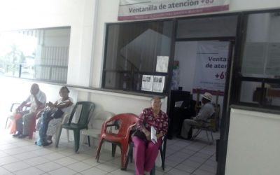 Adultos mayores en espera de apertura de ventanilla del programa 65 y más