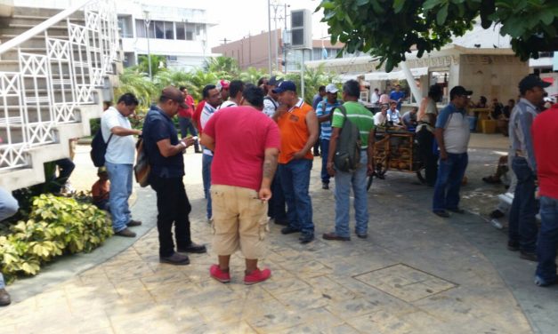 Obreros siguen emigrando ante escases de fuentes laborales