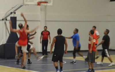Ni rápidos ni furiosos va de líder en el baloncesto de veteranos
