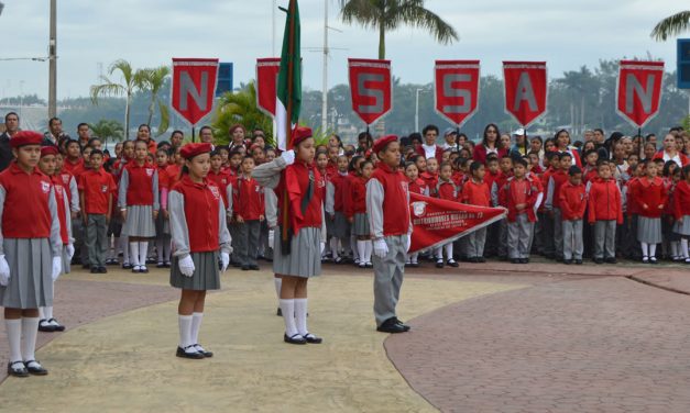 Primer lunes cívico del gobierno del cambio