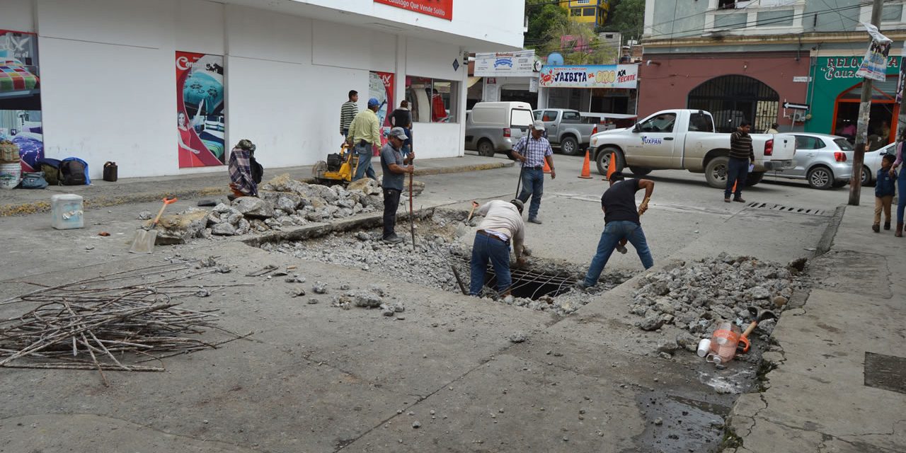 Personal de Servicios Generales repara socavón de la calle Gónzalez Ortega