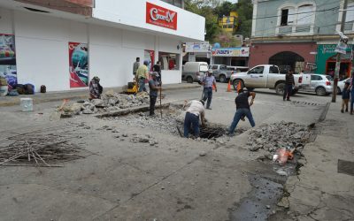 Personal de Servicios Generales repara socavón de la calle Gónzalez Ortega