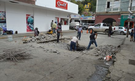 Personal de Servicios Generales repara socavón de la calle Gónzalez Ortega
