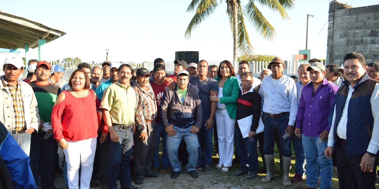 Alcaldesa Citlali Medellín recibe apoyo total del sector pesquero mediante marcha pacífica