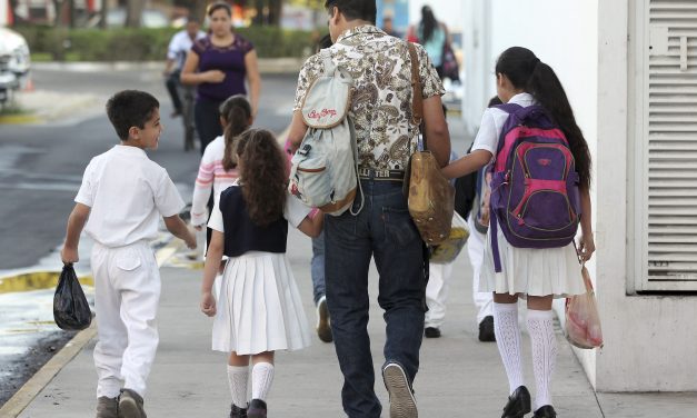 Regresan a clases tras periodo vacacional
