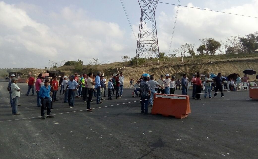 Segundo día de bloqueo en la Tuxpan-Tampico