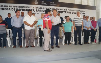 Entrega MAYL refrendo y tarjetones a concesionarios de transporte público