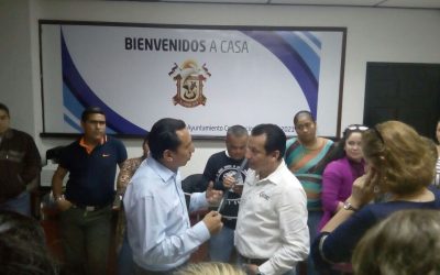 Alcalde se compromete a pagar a trabajadores municipales