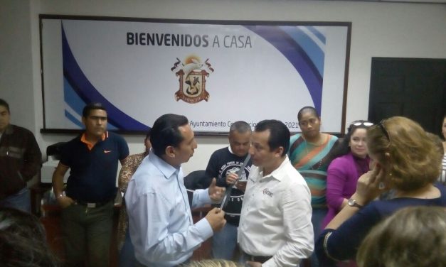 Alcalde se compromete a pagar a trabajadores municipales