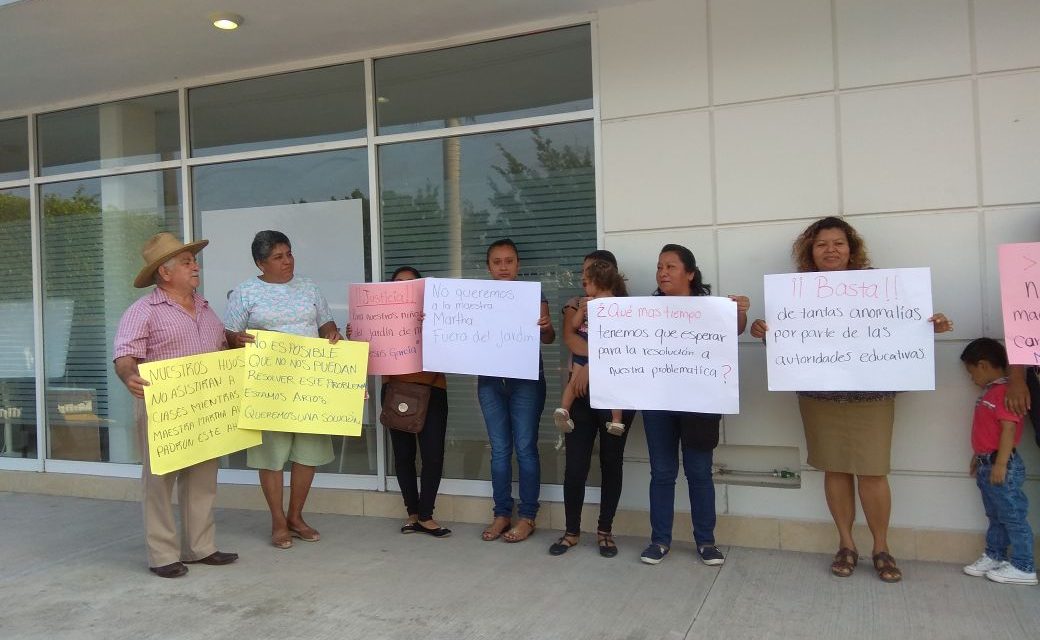 Se manifiestan en la SEV en Tuxpan; padres piden la destitución definitiva de directora