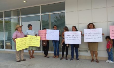 Se manifiestan en la SEV en Tuxpan; padres piden la destitución definitiva de directora