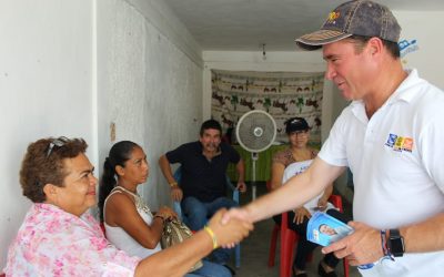 Comprometido Arturo Esquitín con colonos de Tuxpan