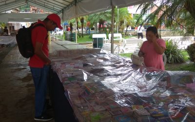 Acuden tuxpeños a comprar libros en corredor literario