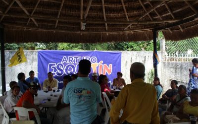 Escucha Arturo Esquitín problemáticas de empleo y campo en Cerro Azul