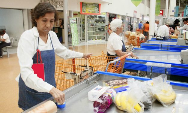 Escasea oferta laboral para adultos mayores