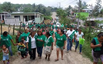 Mujeres caminan de la mano con Maryanela Monroy