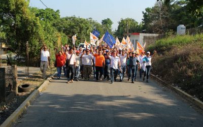 Solicitan habitantes de Cerro Azul pavimentación de calles; Arturo Esquitín, escucha necesidades