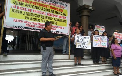 COLONOS DE ALTO LUCERO PROTESTAN POR LA FALTA DE DERENAJE