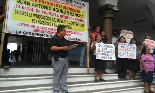 COLONOS DE ALTO LUCERO PROTESTAN POR LA FALTA DE DERENAJE