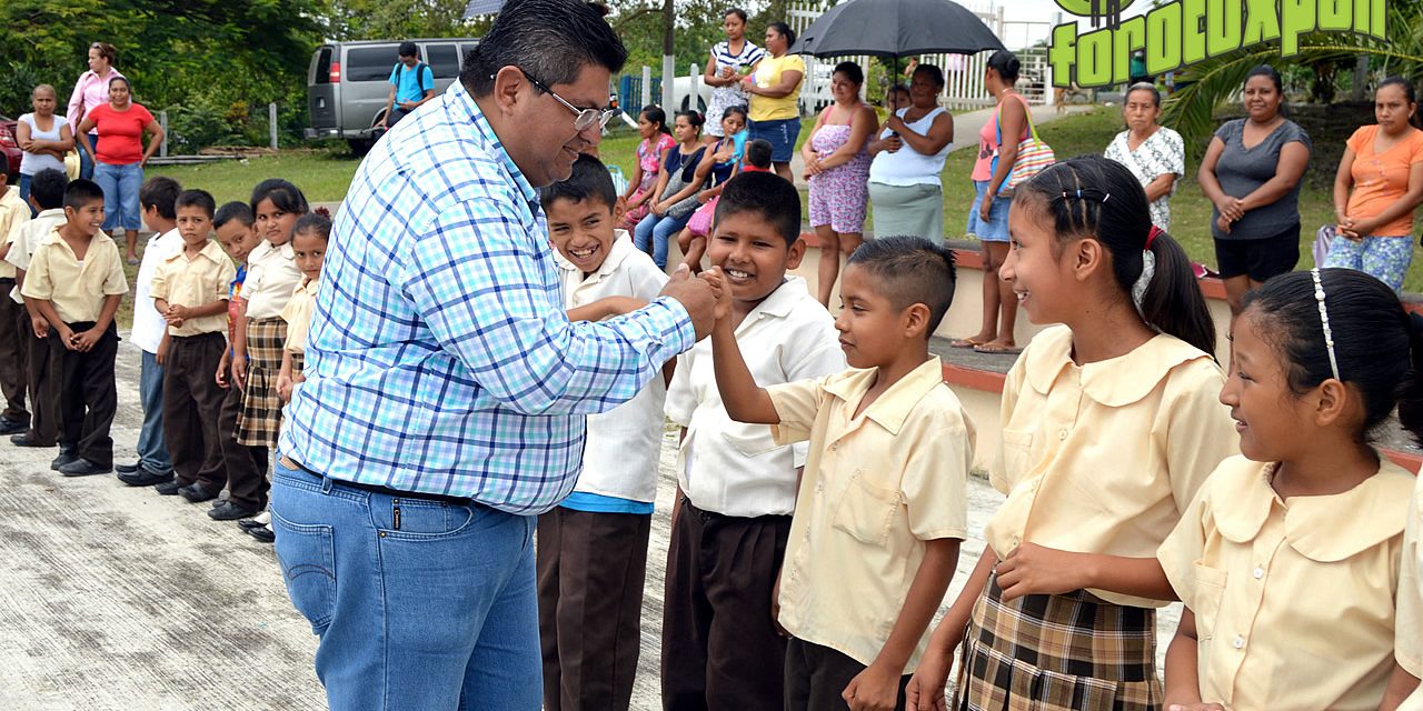 Toño Aguilar entrega útiles escolares a tres comunidades