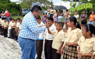 Toño Aguilar entrega útiles escolares a tres comunidades