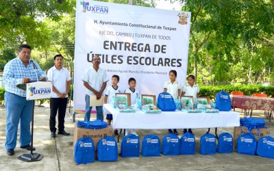 Toño Aguilar entrega útiles escolares a tres comunidades