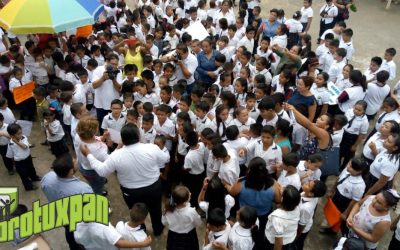 PRESIDENTE ANTONIO AGUILAR VISITA PRIMARIA PARA HACER ENTREGA DE UTILES ESCOLARES