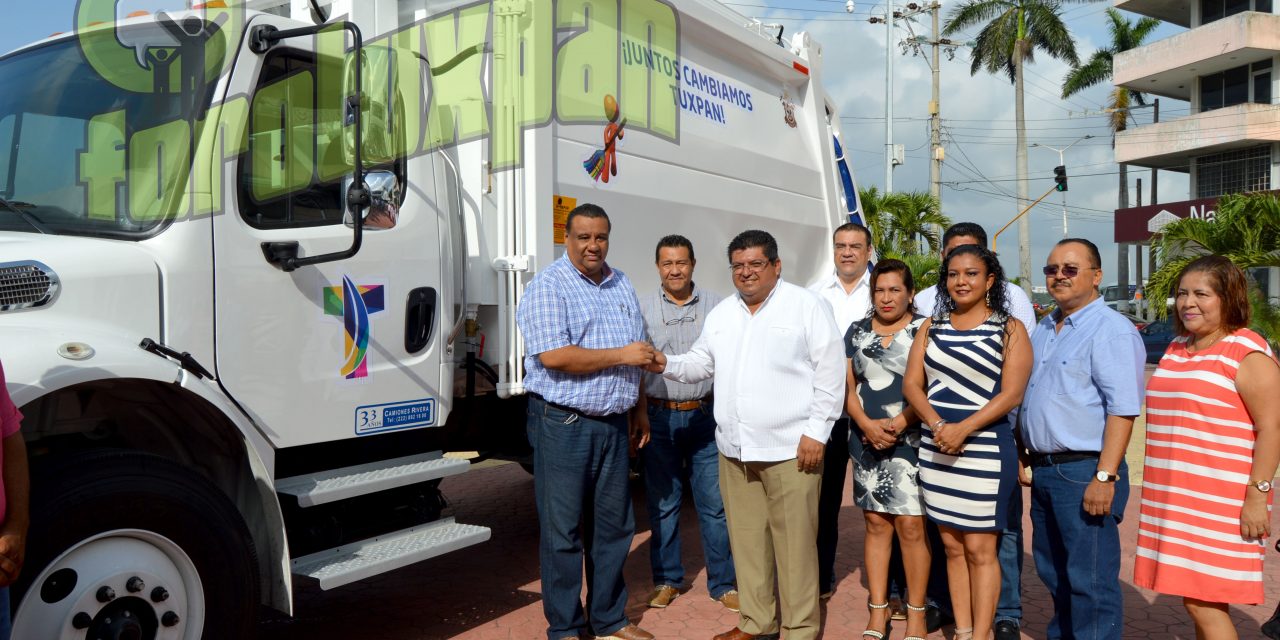 Nuevo camión de limpia pública y uniformes entregó alcalde