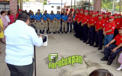 Uniformes y reconocimientos recibe el heroico cuerpo de bomberos