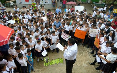 Toño Aguilar entrega útiles escolares y constancia de posesión