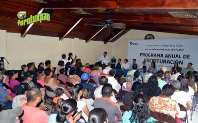 Entregan 27 escrituras a familias de colonia el Vergel