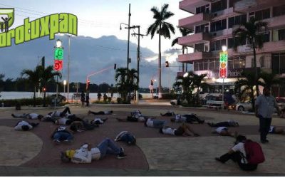 Jóvenes recuerdan a los 43 de Ayotzinapa en manifestación pacífica