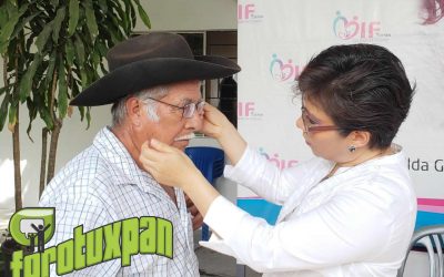 Presidenta de DIF Tuxpan Hace Entrega de Lentes en Campaña Visual