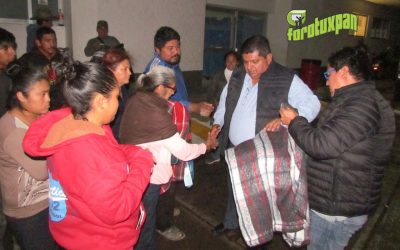 Alcalde entrega cobijas a familiares de enfermos, en el Hospital Civil