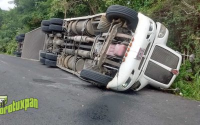 Vuelca Tráiler sobre la Tuxpan-Tampico