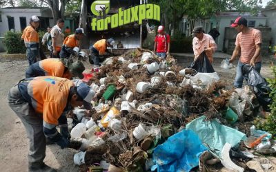 Aplican vacunas a trabajadores de limpia pública