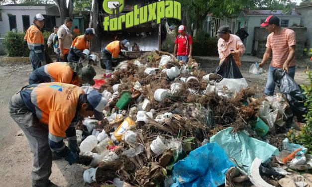 Aplican vacunas a trabajadores de limpia pública