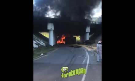 Vuelca y se incendia camión de volteo en Cañada Rica