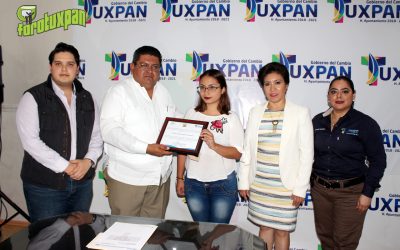 Estudiante de la UPAV recibe apoyo del seguro de vida Jefas de Familia