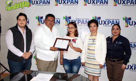 Estudiante de la UPAV recibe apoyo del seguro de vida Jefas de Familia