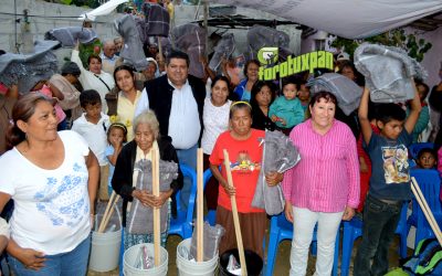 Toño Aguilar reparte apoyos en la Hernández Ochoa