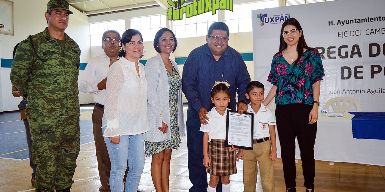 Toño Aguilar entrega cinco Constancias de Posesión para planteles educativos