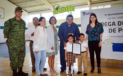 Toño Aguilar entrega cinco Constancias de Posesión para planteles educativos