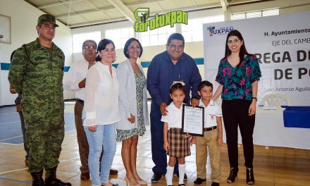 Toño Aguilar entrega cinco Constancias de Posesión para planteles educativos