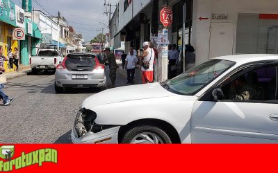 Chocan por ver fotos PORNO en el celular