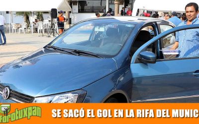 Alcalde entrega auto último modelo a ganador del cobro impuesto predial 2019